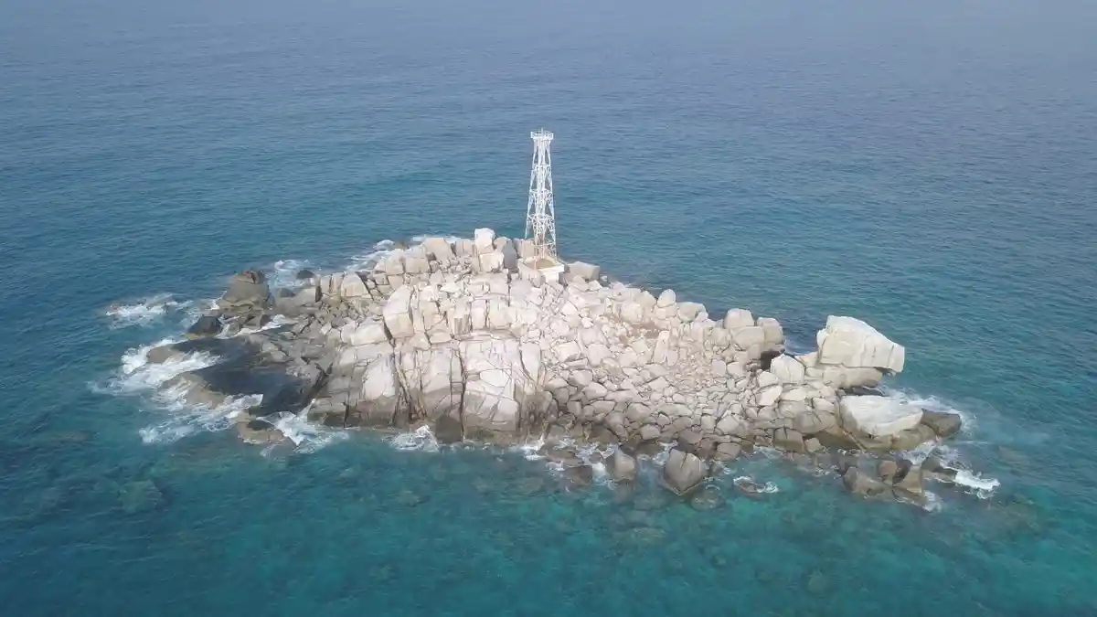 pulau tokong malang biru, wisata kepulauan riau, pulau terluar anambas, hidden gem kepri, diving anambas, mercusuar pulau terluar, wisata laut natuna, travel tersembunyi kepri